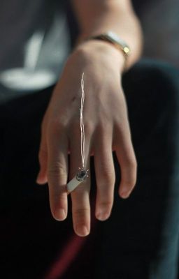 девочка с прямыми волосами.