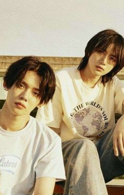 скейт с разноцветными наклейками.