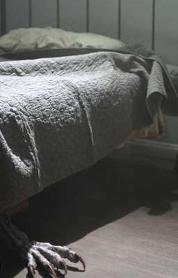 под кроватью