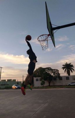 парень с баскетбольной площадки