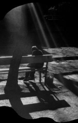 сидящий в парке