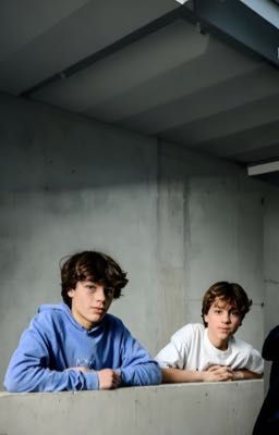 Обломки сломанной картины/Young Hearts