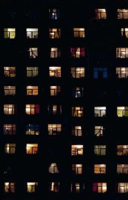 Окна в доме напротив.