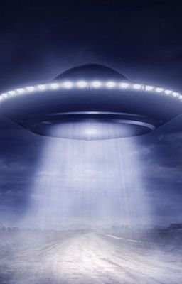 Жёлтые огни и белые силуэты